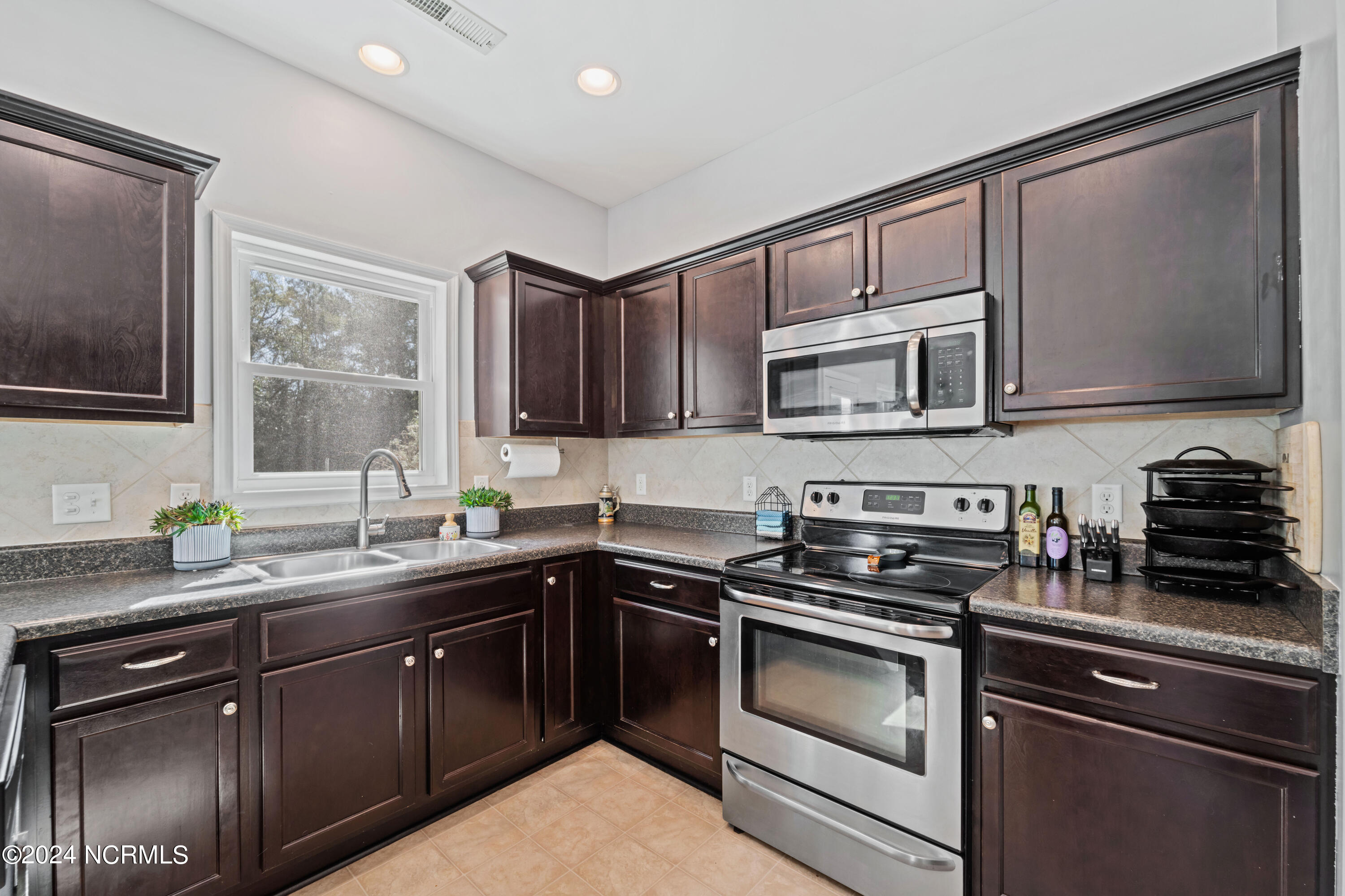 809 Lavender Court Hubert, NC 28539 - Photo 6 of 21 Kitchen