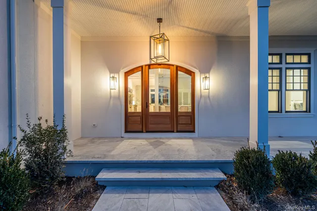a view of entryway with a flower garden