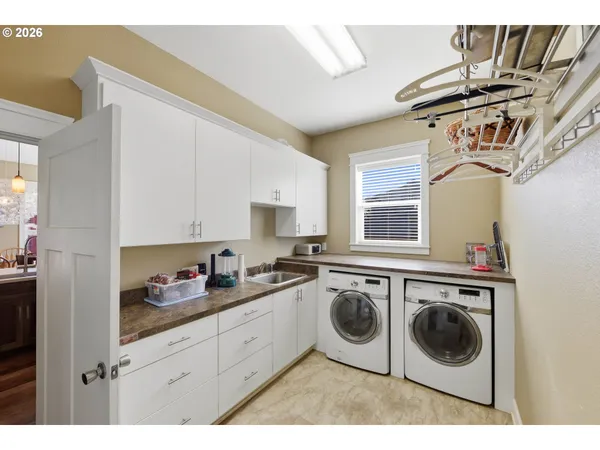 $595,000 | 1400 Holloway Mews, Coos Bay, OR 97420