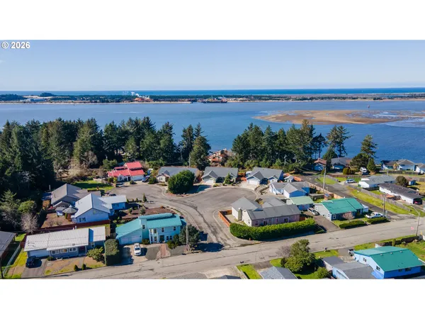 $595,000 | 1400 Holloway Mews, Coos Bay, OR 97420