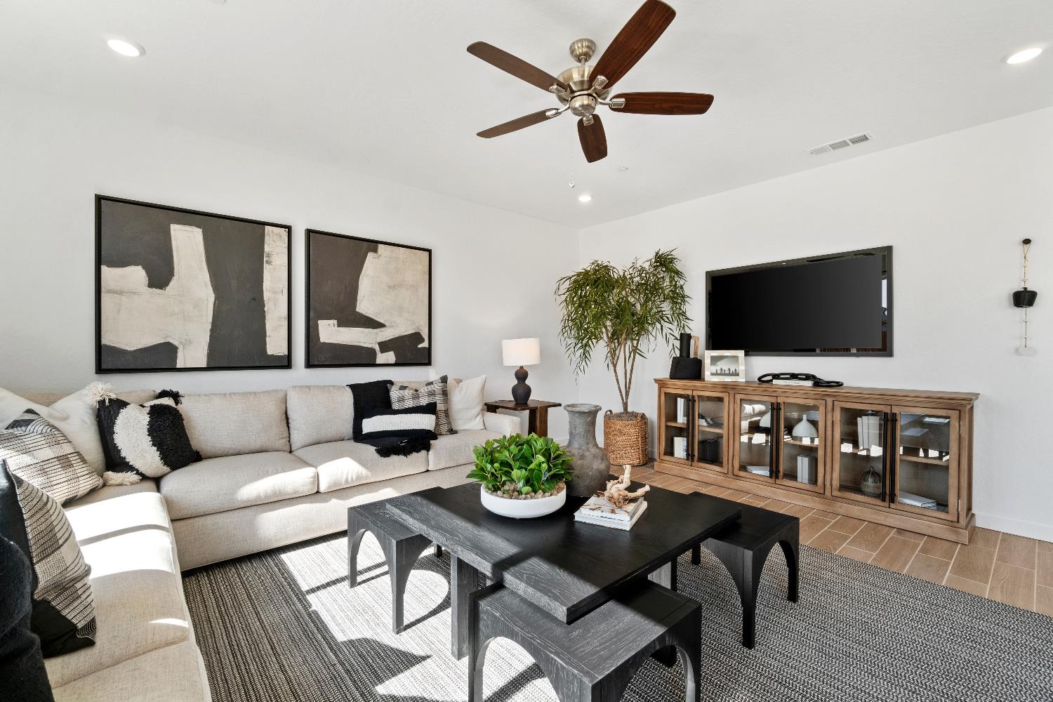 1052 Springtime Avenue Clovis, CA 93619 - Photo 13 of 36