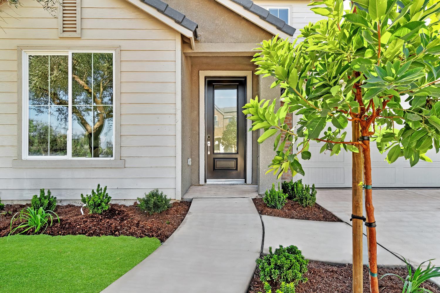 1052 Springtime Avenue Clovis, CA 93619 - Photo 3 of 36