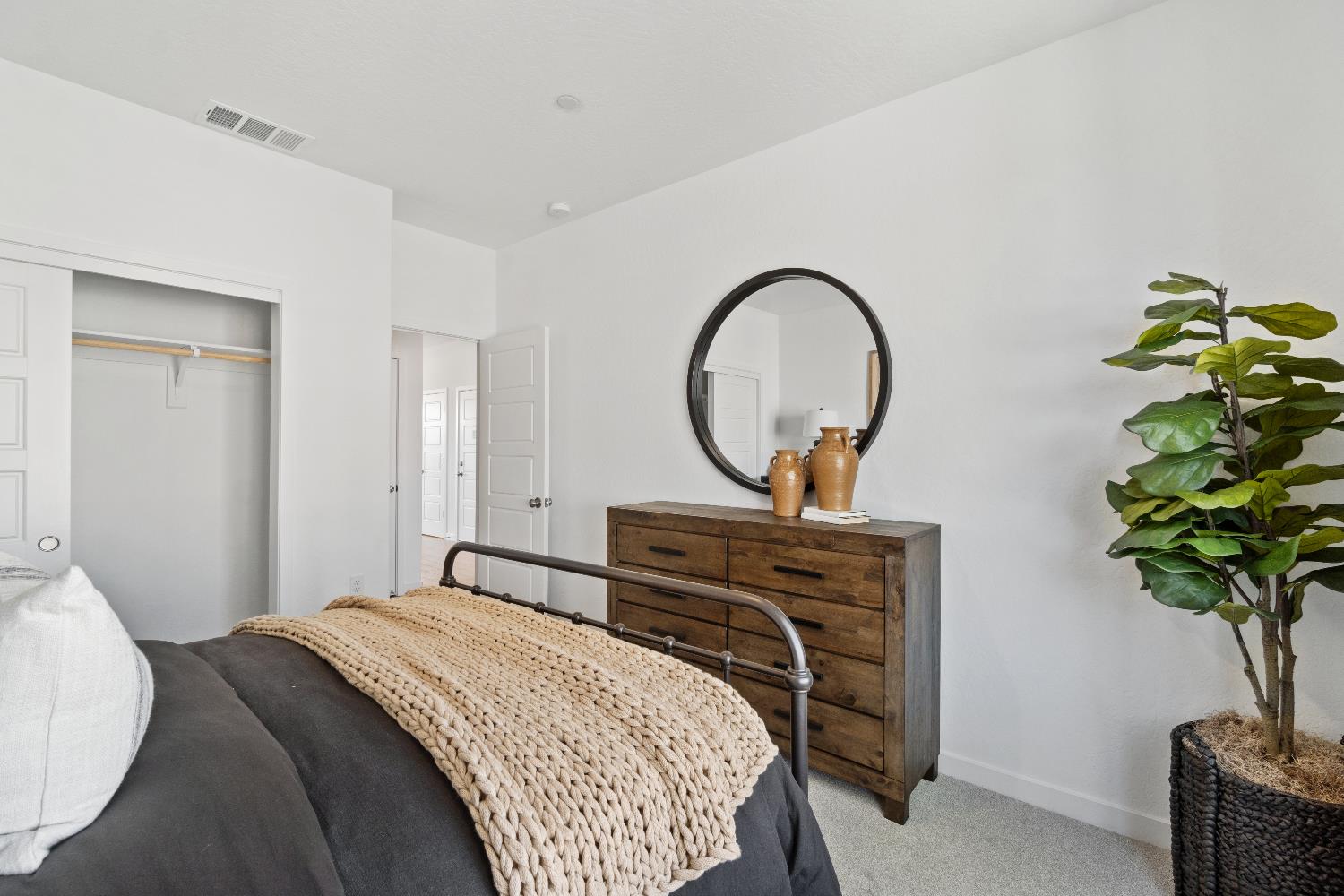 1052 Springtime Avenue Clovis, CA 93619 - Photo 7 of 36