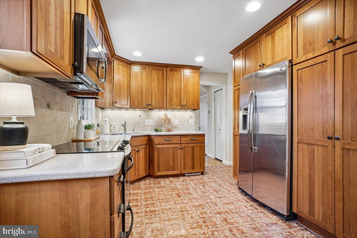 10113 Cardinal Road Fairfax, VA 22030 - Photo 14 of 59 a kitchen with stainless steel appliances granite countertop a refrigerator a sink and a stove
