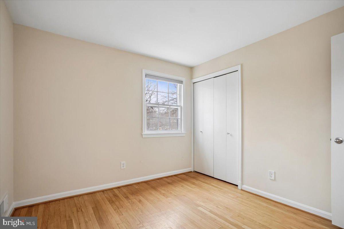 10113 Cardinal Road Fairfax, VA 22030 - Photo 33 of 59 an empty room with a window