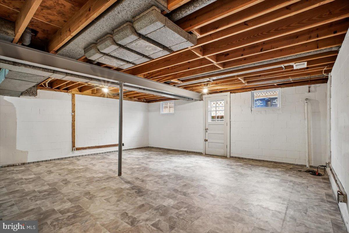 10113 Cardinal Road Fairfax, VA 22030 - Photo 43 of 59 a view of an empty room