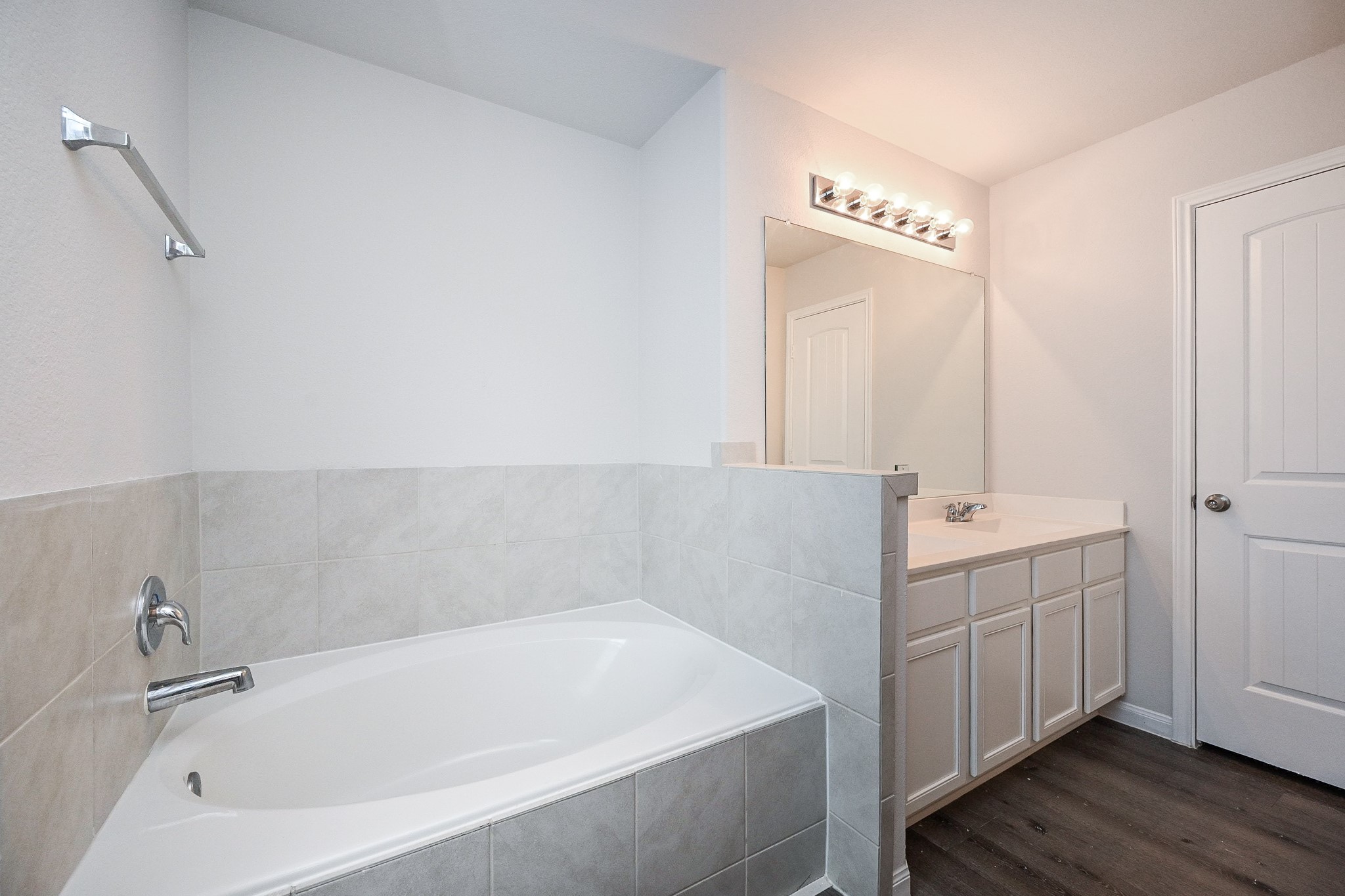 22002 Imperious Parkway Houston, TX 77073 - Photo 11 of 20 a bathroom with a bathtub and a sink