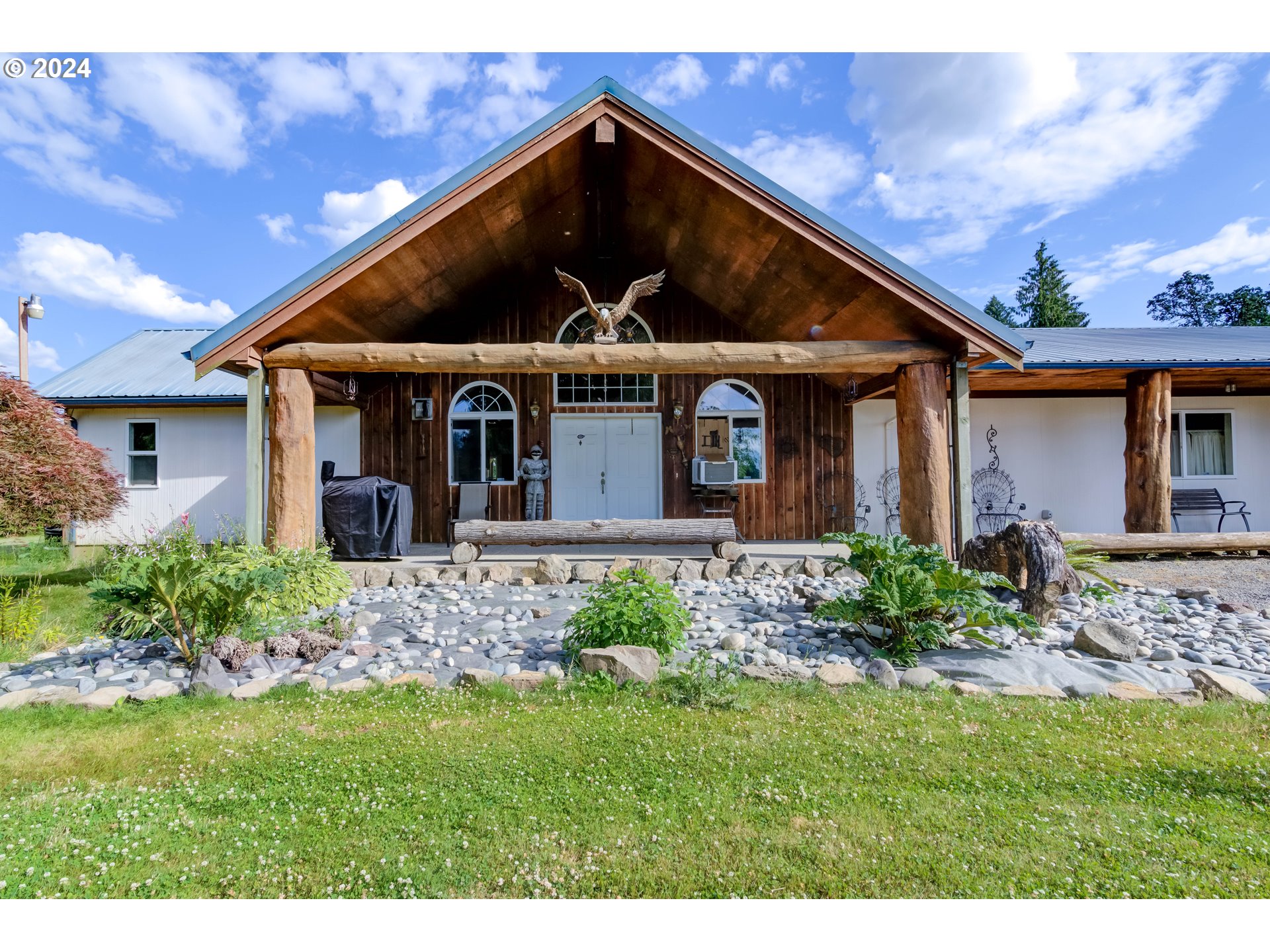 29264 South Barlow Road Canby, OR 97013 - Photo 3 of 46 a front view of a house with garden