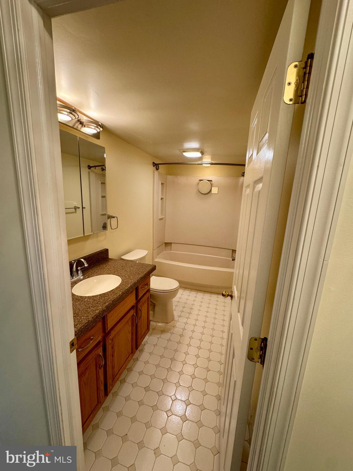 800 Avondale Road, Unit 5L Wallingford, PA 19086 - Photo 13 of 24 Hallway full bathroom