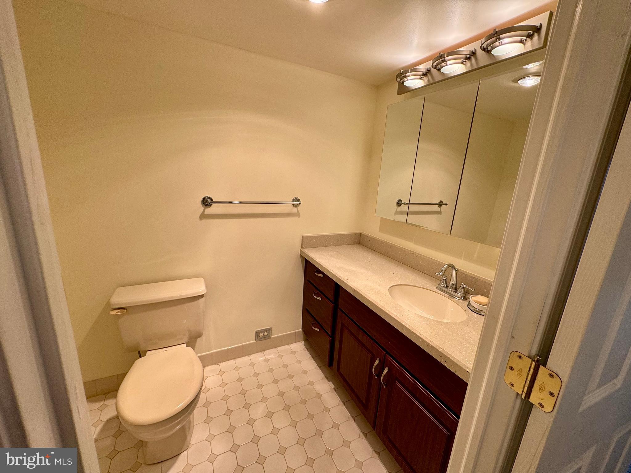 800 Avondale Road, Unit 5L Wallingford, PA 19086 - Photo 18 of 24 Ensuite bathroom