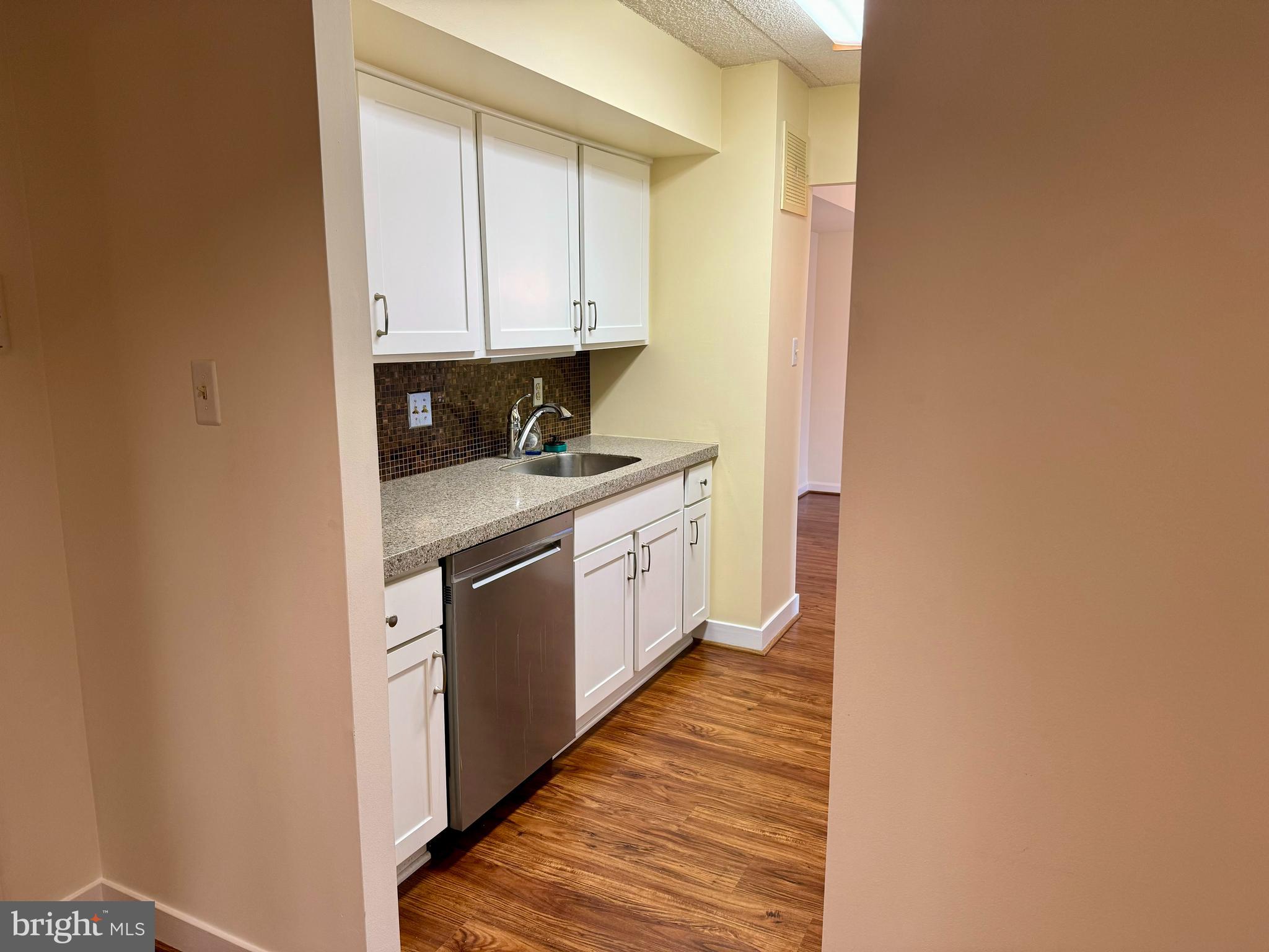 800 Avondale Road, Unit 5L Wallingford, PA 19086 - Photo 6 of 24 Kitchen
