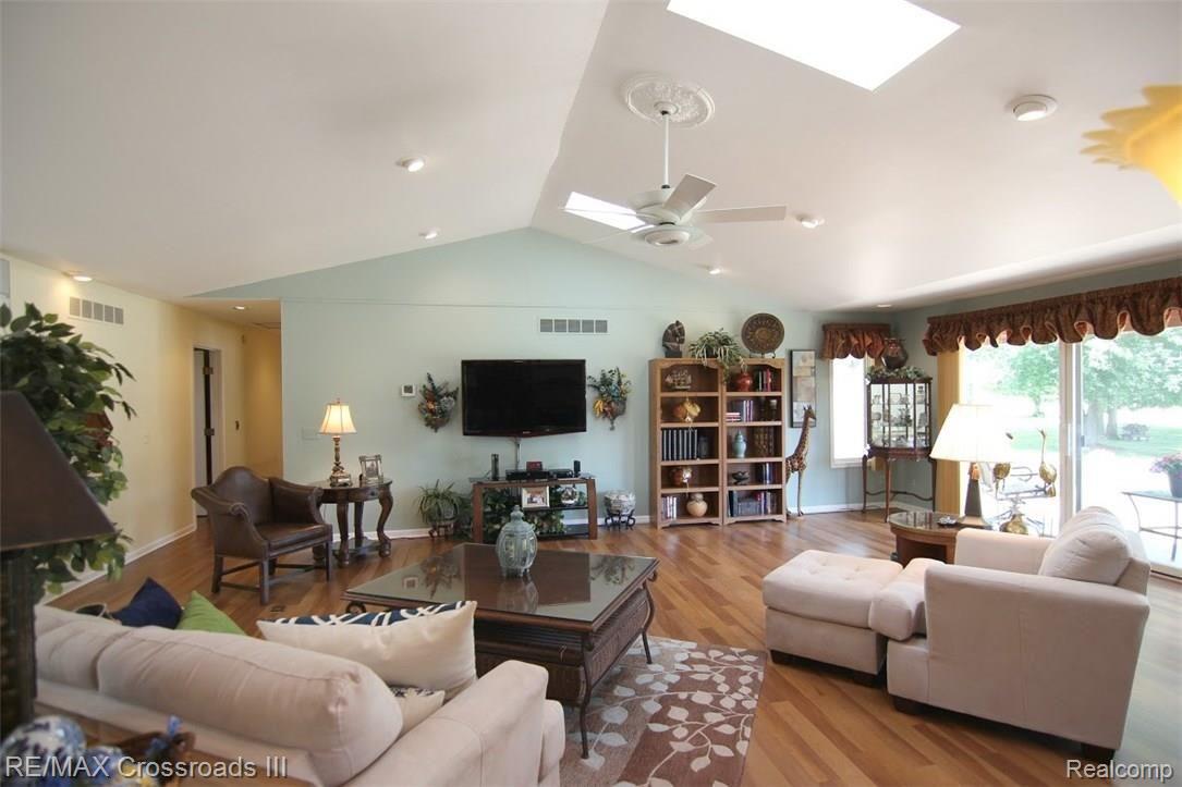 47548 Denton Road Belleville, MI 48111 - Photo 3 of 27 jDenton Rd Great Room.jpg