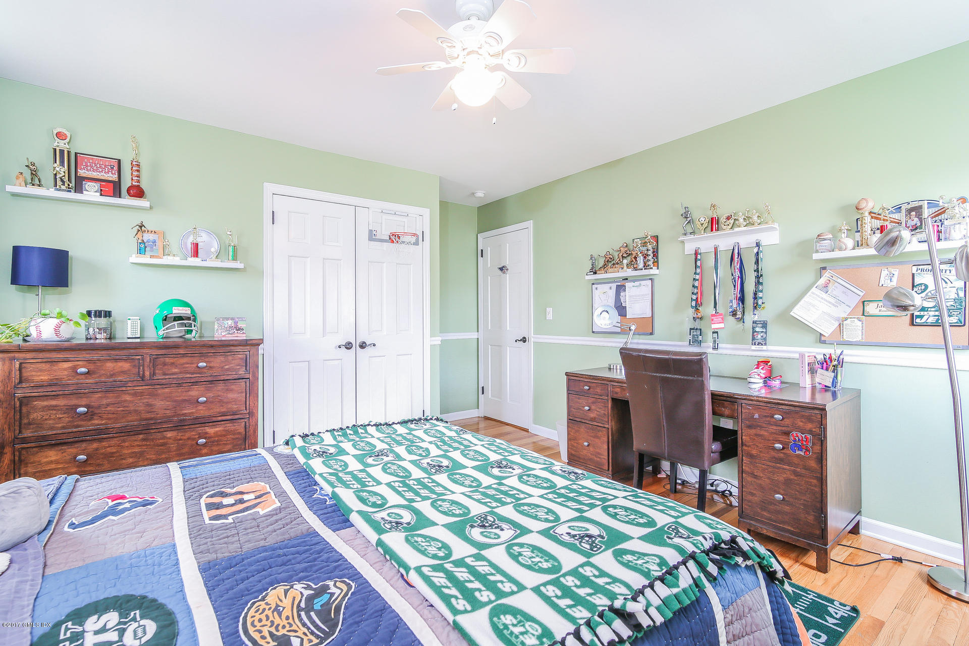 22 Griffith Road Riverside, CT 06878 - Photo 25 of 40 a bedroom with a bed and a dresser in it