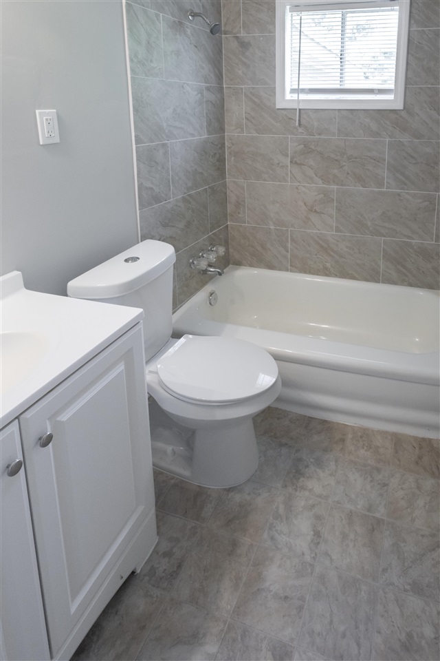 1494 Winfield Road Memphis, TN 38116 - Photo 17 of 20 a bathroom with a toilet a sink and a bathtub