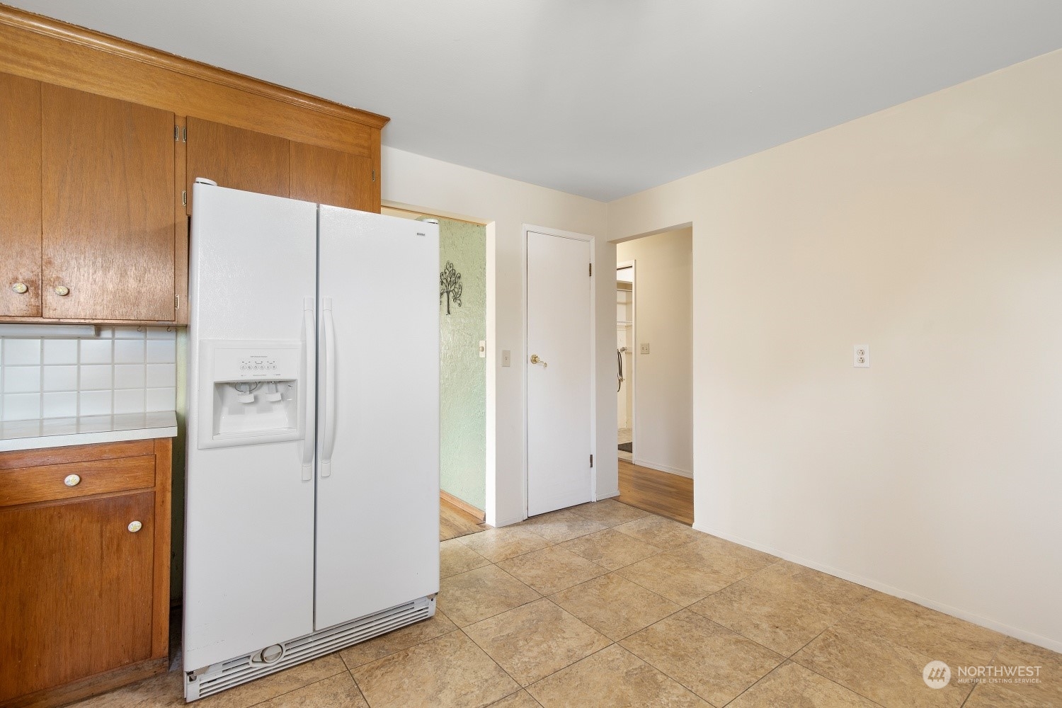 5214 West Highland Road Everett, WA 98203 - Photo 11 of 36 a view of kitchen cabinets and refrigerator