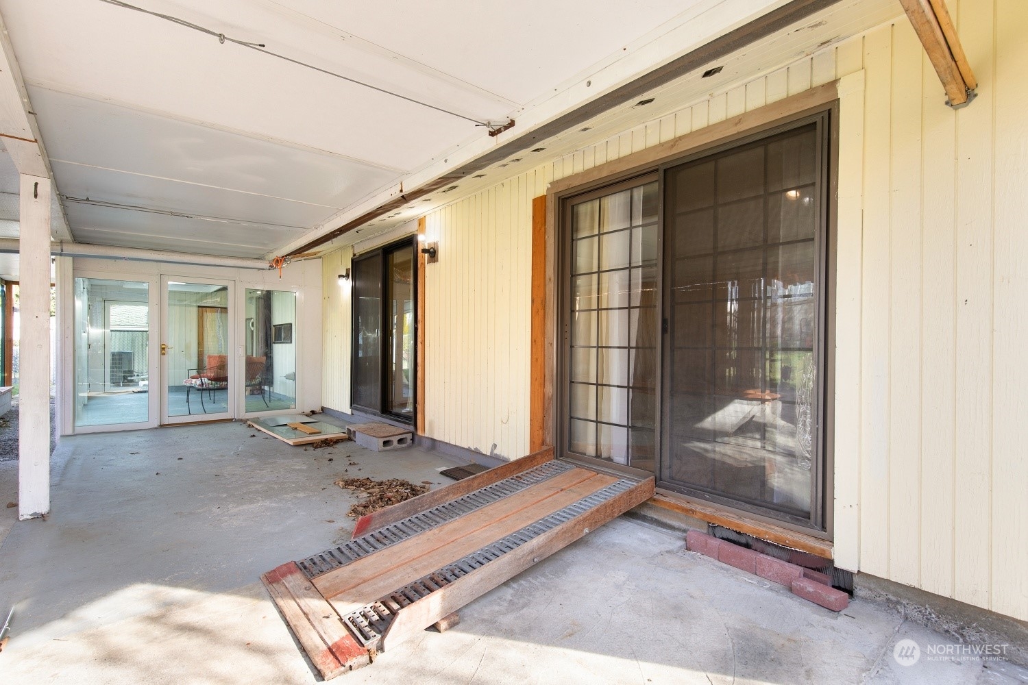 5214 West Highland Road Everett, WA 98203 - Photo 20 of 36 a living room with a large window and furniture