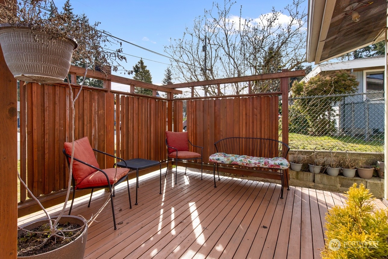 5214 West Highland Road Everett, WA 98203 - Photo 27 of 36 a view of sitting area in balcony