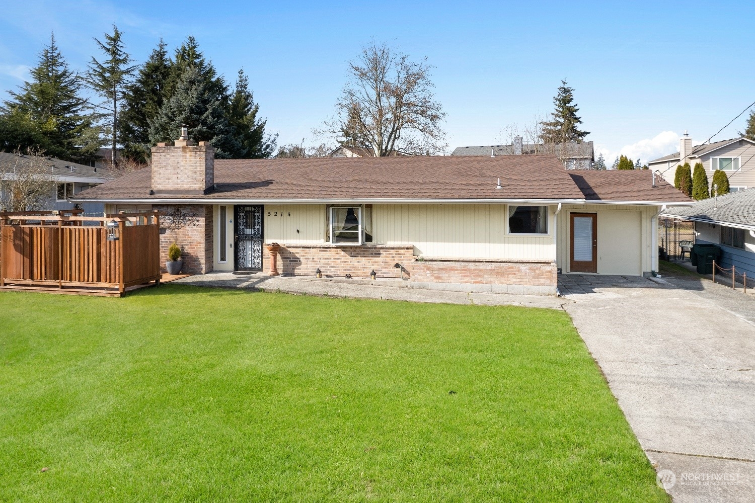 5214 West Highland Road Everett, WA 98203 - Photo 29 of 36 a front view of a house with garden