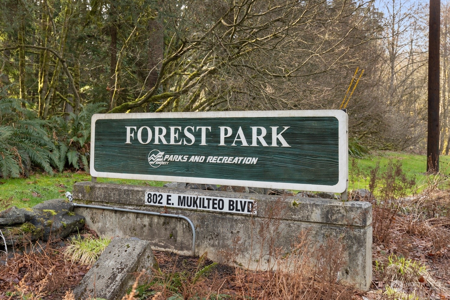 5214 West Highland Road Everett, WA 98203 - Photo 35 of 36 a sign that is on the side of a road
