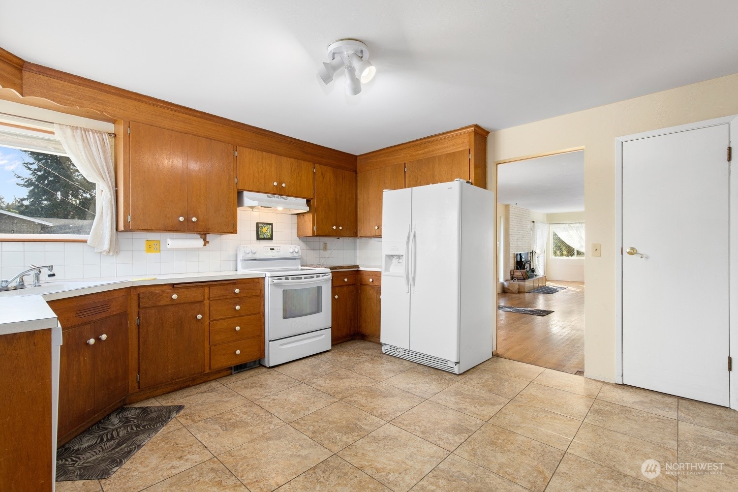 5214 West Highland Road Everett, WA 98203 - Photo 9 of 36 a kitchen with a refrigerator and a sink
