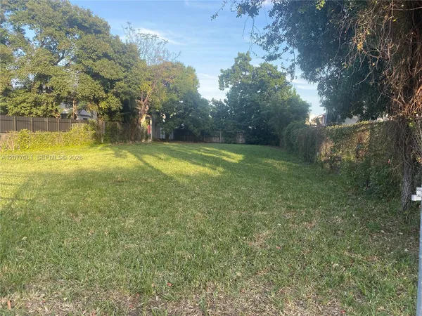 a view of a yard with a house