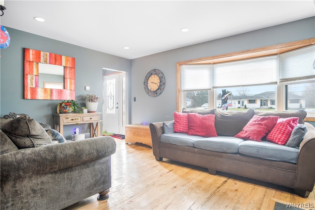 2995 Krueger Road Wheatfield, NY 14120 - Photo 33 of 49 LIVING RM