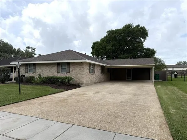 $299,900 | 42 Marie Drive, Gretna, LA 70053