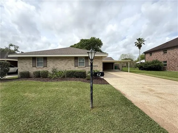 $299,900 | 42 Marie Drive, Gretna, LA 70053