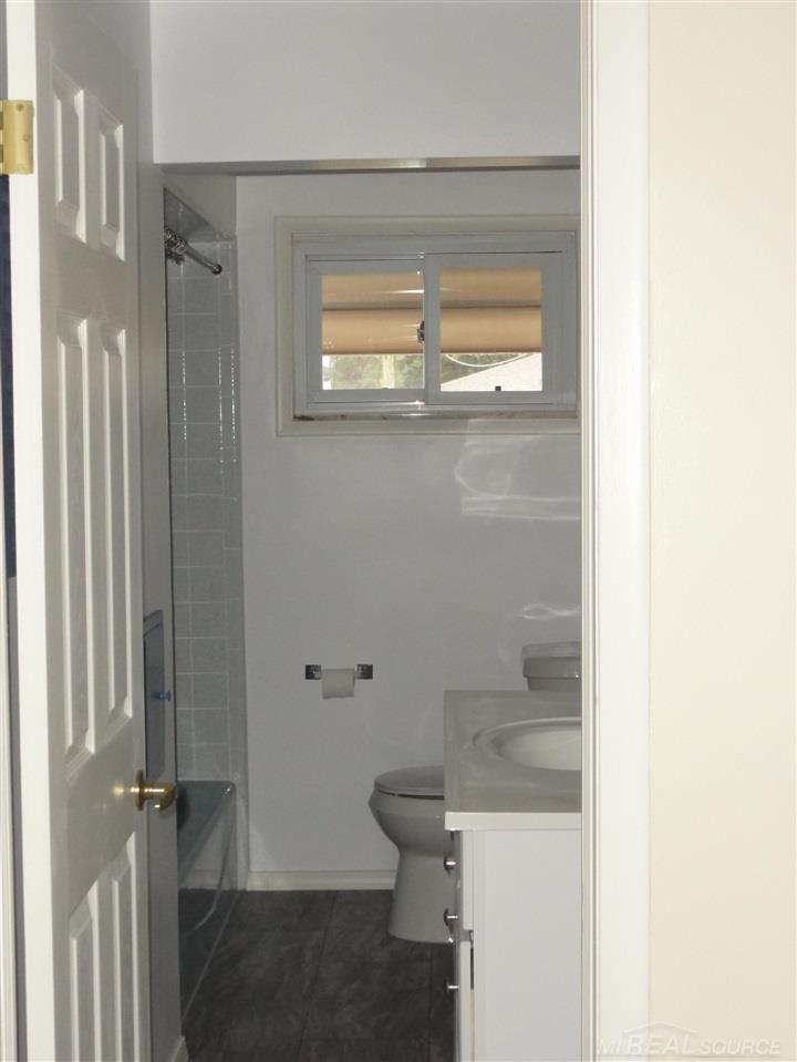 16770 Bell Eastpointe, MI 48021 - Photo 13 of 33 50068423-14.JPG