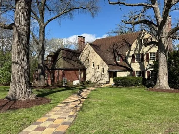 $700,000 | 2221 Twin Oak Road, Peru, IL 61354
