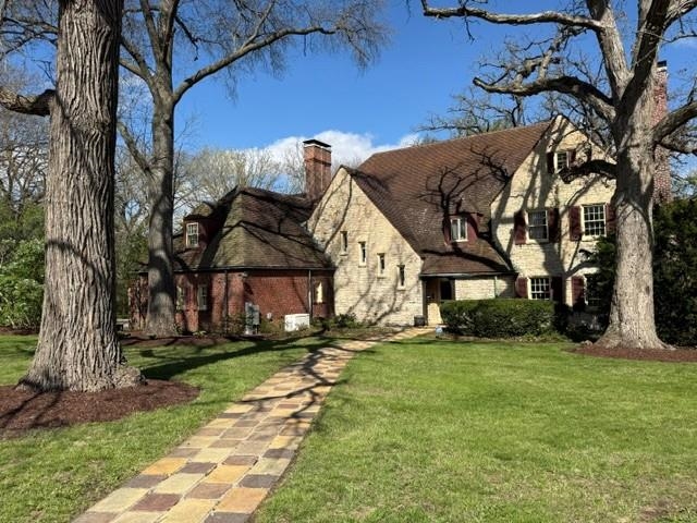 a view of a house with a yard