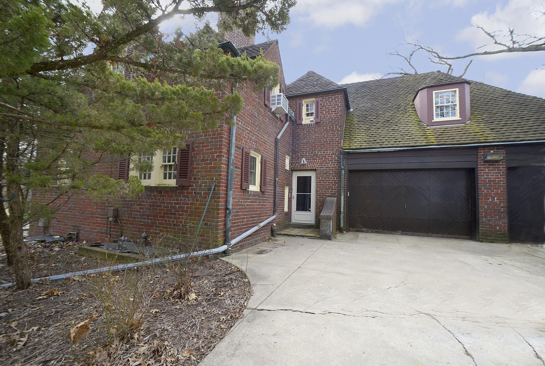 2221 Twin Oak Road Peru, IL 61354 - Photo 2 of 63 a front view of a house with parking space