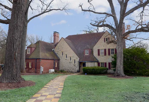 $700,000 | 2221 Twin Oak Road, Peru, IL 61354