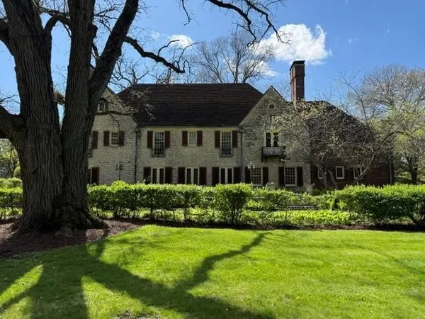 $700,000 | 2221 Twin Oak Road, Peru, IL 61354