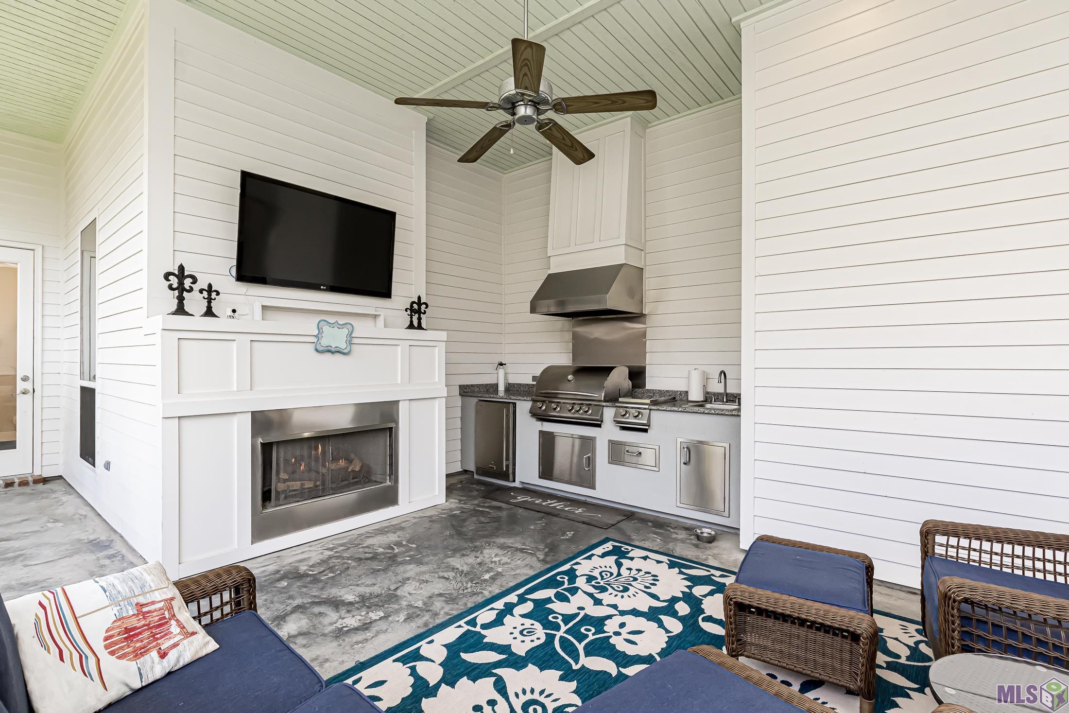 6324 Muir Street Baton Rouge, LA 70817 - Photo 18 of 22 Living Area Screened in Patio