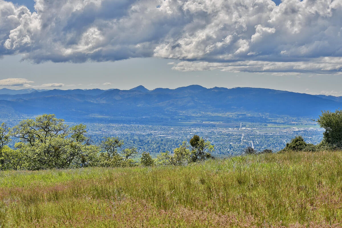 6095 Hillcrest Road Medford, OR 97504 - Photo 9 of 19 Valley Views