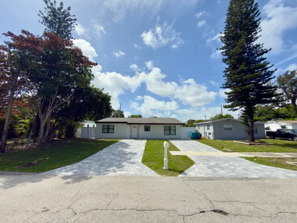 $2,700 | 210 Ocean Parkway, Boynton Beach, FL 33435