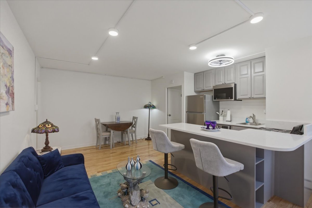 5630 North Sheridan Road, Unit S307 Chicago, IL 60660 - Photo 3 of 11