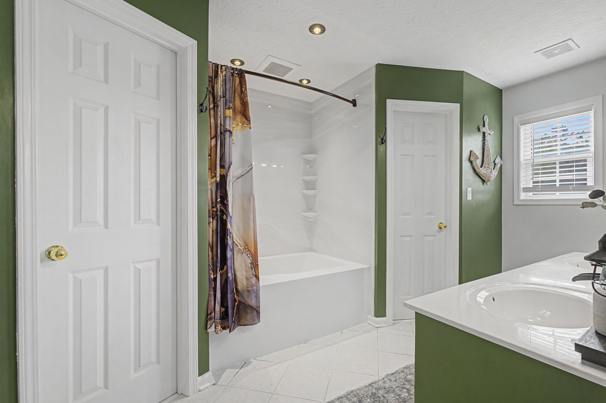 160 Putter Point Drive Gallatin, TN 37066 - Photo 22 of 35 a bathroom with a sink a mirror and a shower