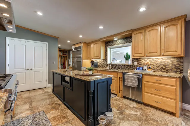 a view of a livingroom with furniture