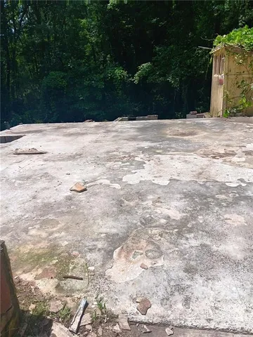 a view of a backyard with table and chairs potted plants