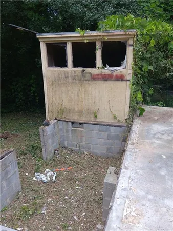 a view of a backyard