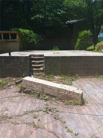 a view of a yard with an trees