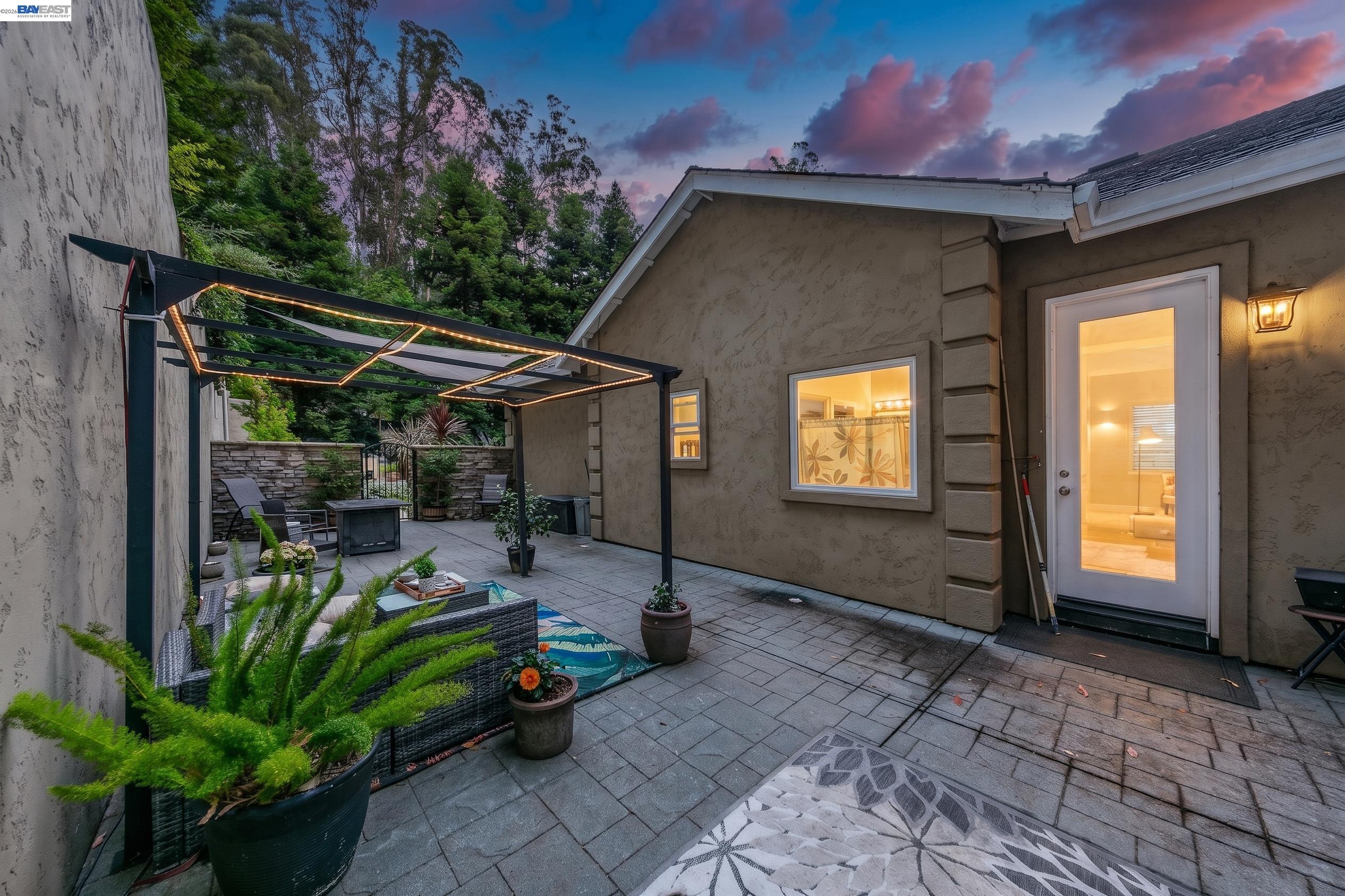 7010 Pinehaven Road Oakland, CA 94611 - Photo 4 of 29