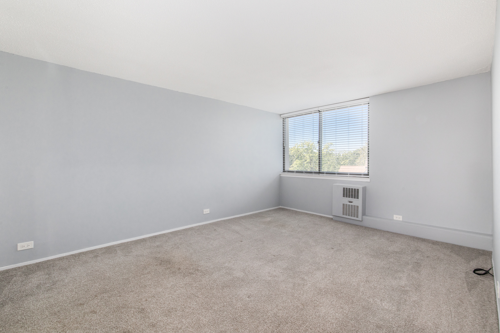 1110 Grove Street, Unit 4H Downers Grove, IL 60515 - Photo 13 of 30 an empty room with windows