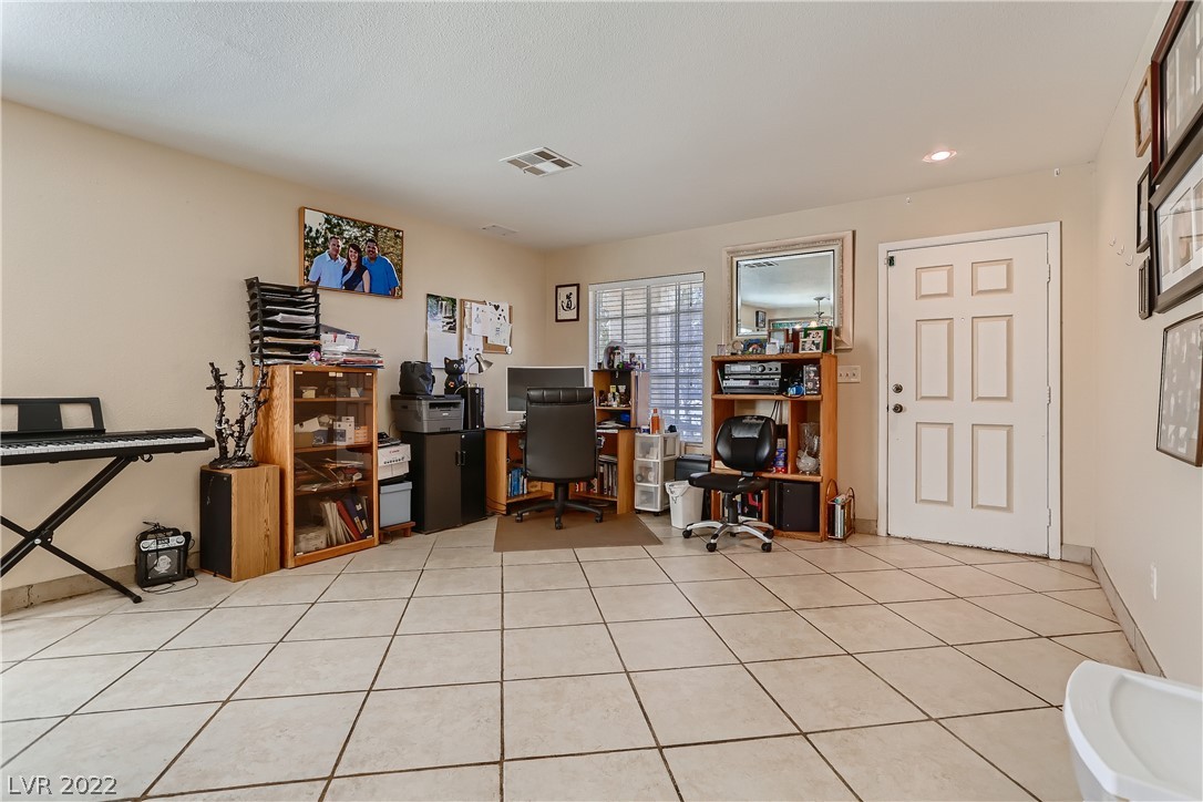 692 Rising Brook Drive Henderson, NV 89011 - Photo 4 of 33 Gallery Image 4