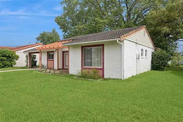 a view of a house with backyard and garden