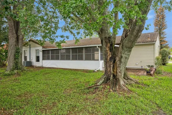 a view of a house with backyard