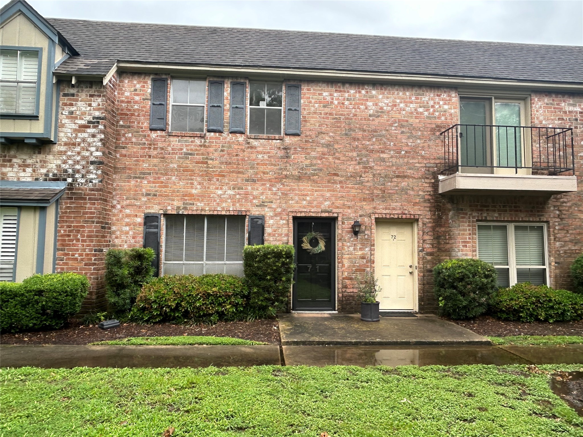850 Threadneedle Street, Unit 71 Houston, TX 77079 - Photo 1 of 20 a front view of a house with garden