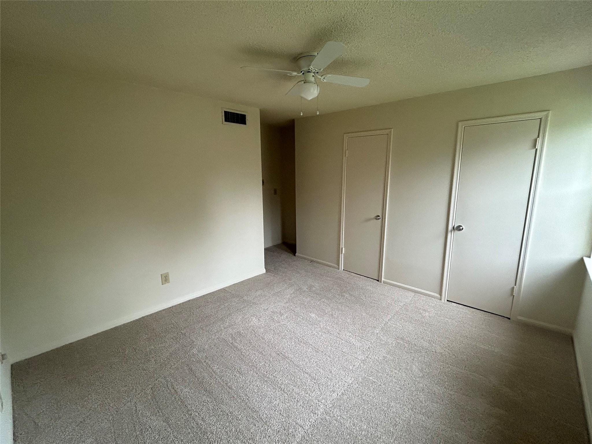 850 Threadneedle Street, Unit 71 Houston, TX 77079 - Photo 14 of 20 an empty room with a ceiling fan and closet area